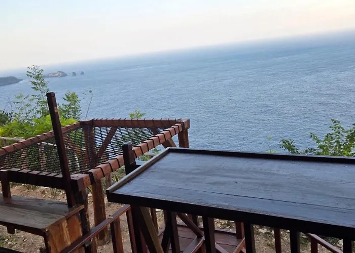 Vakantiehuis The Indah Cliff Sea View Polilit